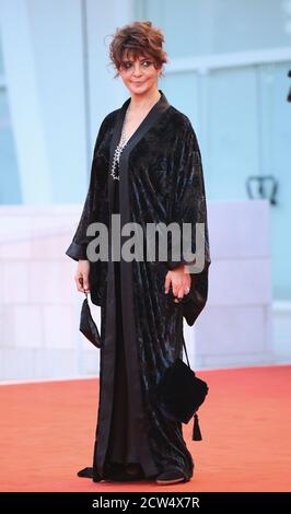 Laura Morante pose sur le tapis rouge lors du 77e Festival du film de Venise le 02 septembre 2020 à Venise, en Italie Banque D'Images