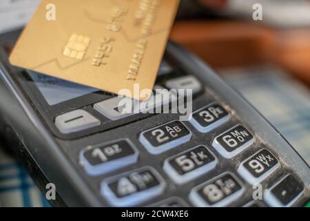 Terminal de point de vente, ordinateur de paiement avec carte de crédit. Paiement sans contact avec la technologie NFC Banque D'Images