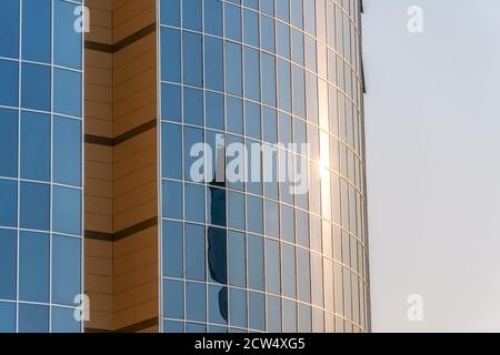 vue sur les gratte-ciels modernes dans le quartier des affaires de l' lumière du soir au coucher du soleil avec effet de filtre antireflet sur l'objectif Banque D'Images