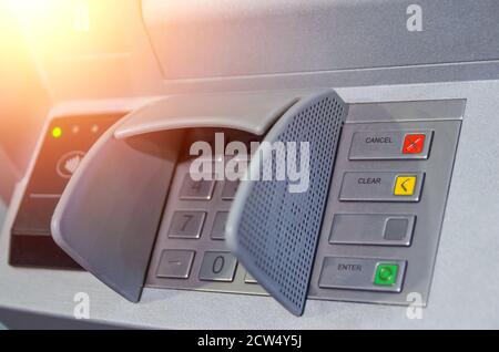 Close up d'un distributeur automatique de billets. Clavier et insérer la carte Banque D'Images