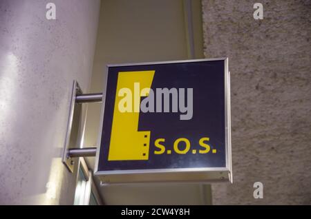 Symbole de signe SOS d'urgence dans le système de sécurité du métro des transports publics Banque D'Images