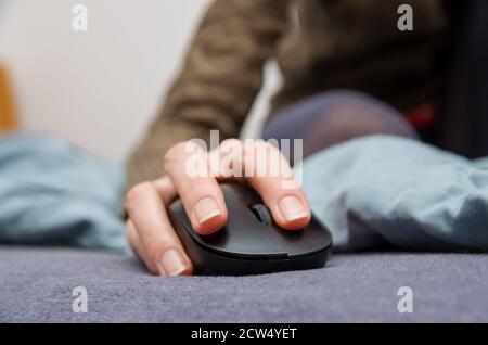Femme gros plan main avec souris. Faible profondeur de champ. Mise au point sélective. Banque D'Images