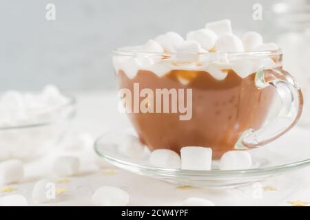 Gros plan sur une tasse de délicieux chocolat chaud avec des guimauves. Banque D'Images