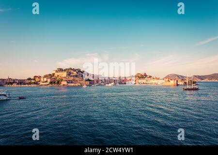 Vue panoramique sur l'ancienne fortification de Portoferraio en lumière dorée sur l'île d'Elbe en Toscane, Italie Banque D'Images