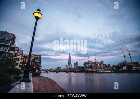 Londres / Royaume-Uni - 2020.07.18: Le gratte-ciel de Shard à Southwark, Londres, Angleterre. Également connu sous le nom de Shard of Glass, London Bridge Tower. Banque D'Images