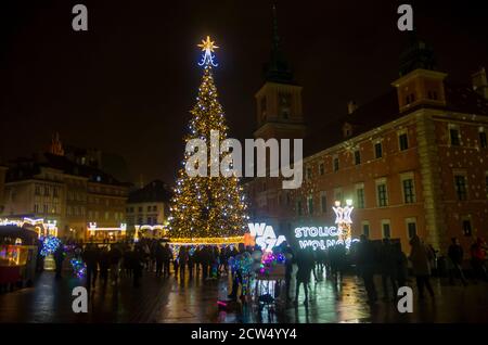 Varsovie, Pologne - décembre 25 2018 : l'arbre de Noël sur la place principale de la vieille ville la nuit. Hiver en Europe de l'est. Banque D'Images