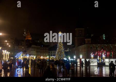 Varsovie, Pologne - décembre 25 2018 : l'arbre de Noël sur la place principale de la vieille ville la nuit. Hiver en Europe de l'est. Banque D'Images