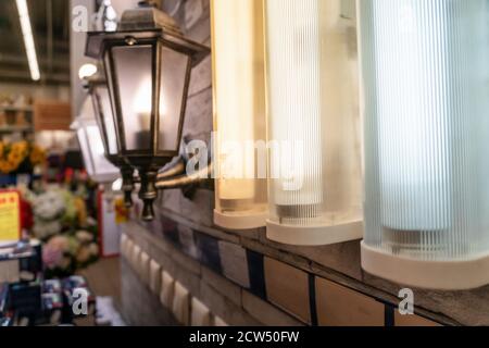 Trois lampes LED de différentes températures de couleur se rapprochent Banque D'Images