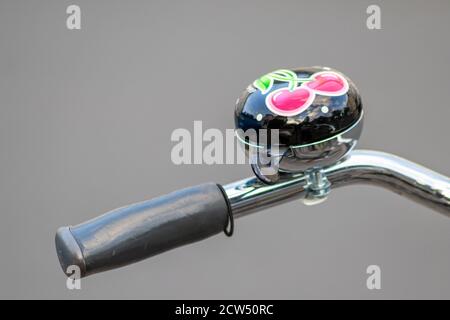 Belle cloche à vélo splendide assure la sécurité dans la circulation routière pour les cyclistes et les piétons avec un bruit de sonnerie comme la circulation la sécurité et la beauté Banque D'Images