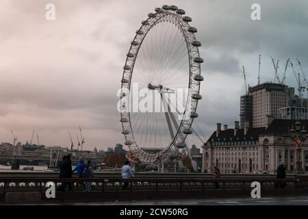 LONDRES, Royaume-Uni - 27 AVRIL 2018 : vue sur le London Eye et la Tamise, Londres. Banque D'Images
