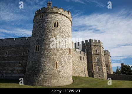 Windsor, Royaume-Uni. 26 septembre 2020. La tour Salisbury et la porte du roi Henry VIII du château de Windsor. Le Royal Collection Trust a pris des précautions spéciales pour protéger les visiteurs du château contre le coronavirus et le Royal Borough of Windsor and Maidenhead a mis en place un plan de gestion de l'éclosion COVID-19. Crédit : Mark Kerrison/Alamy Live News Banque D'Images