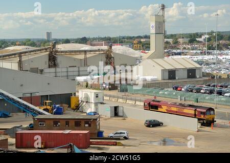 Locomotive diesel de classe 66 EWS n° 66067 sur les quais de Southampton. Banque D'Images