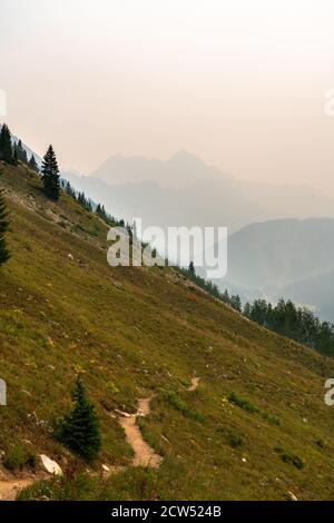 Vue sur le sentier de randonnée et de randonnée du four Pass Loop dans le Colorado pendant l'été avec un arrière-plan brumeux des feux de forêt. Banque D'Images