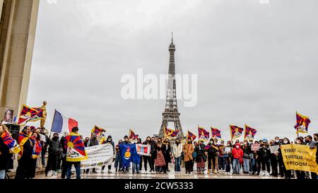 Tibétains, Ouïghours, Taiwanais, Vietnamiens, Mongols, Hong Kongers et des partisans se sont réunis pour protester contre la brutalité et les violations des droits de l'homme commises par le gouvernement chinois le 27 septembre 1987, des centaines de Tibétains ont organisé une manifestation à Lhassa. Lors de la fermeture, la police chinoise a ouvert le feu, tuant et blessant de manière critique beaucoup sur place et emprisonnant au moins 2,500 personnes. Paris, le 27 septembre 2020 Banque D'Images