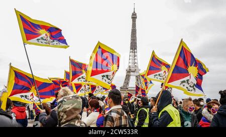 Tibétains, Ouïghours, Taiwanais, Vietnamiens, Mongols, Hong Kongers et des partisans se sont réunis pour protester contre la brutalité et les violations des droits de l'homme commises par le gouvernement chinois le 27 septembre 1987, des centaines de Tibétains ont organisé une manifestation à Lhassa. Lors de la fermeture, la police chinoise a ouvert le feu, tuant et blessant de manière critique beaucoup sur place et emprisonnant au moins 2,500 personnes. Paris, le 27 septembre 2020 Banque D'Images