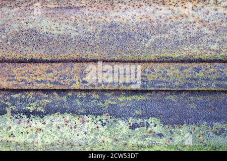 Arrière-plan rouillé, vieille peinture vert écaillé, sur une surface métallique. Banque D'Images