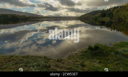 Lac sur un jour d'automne sans vent en Norvège Banque D'Images