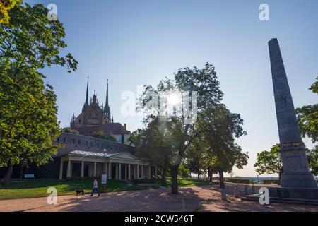 Brno (Brünn): Jardins Denis (Denisovy sady), colonnade, obélisque 1818 pour commémorer la fin des guerres napoléoniennes, cathédrale Saint-Pierre et Paul in Banque D'Images