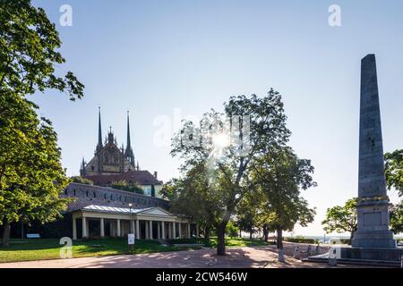 Brno (Brünn): Jardins Denis (Denisovy sady), colonnade, obélisque 1818 pour commémorer la fin des guerres napoléoniennes, cathédrale Saint-Pierre et Paul in Banque D'Images