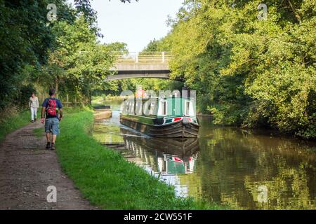 Homme randonneur marchant sur le sentier de randonnée de grès long chemin le long Le chemin de halage de la jonction du Shropshire canal Llangollen branche près Tout-en-un Banque D'Images