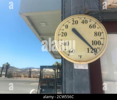 Horloge extérieure et thermomètre Photo Stock - Alamy