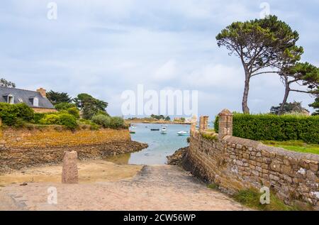 Ile de Brehat, France - 27 août 2019 : pont Vauban ou pont ar Prad et port de l'usine de corde sur l'île de Brehat en Bretagne Banque D'Images