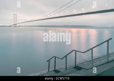 Hull, dans le Yorkshire, UK. Le Humber Bridge sur l'estuaire de l'aube à marée haute à l'automne, Yorkshire, Royaume-Uni. matin en automne, Yorkshire, UK. Banque D'Images