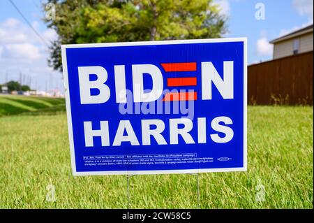 Stafford Texas - 27 septembre 2020 : On voit des panneaux d'élection de Biden Harris dans de nombreuses zones résidentielles au Texas Banque D'Images