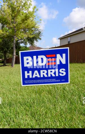 Stafford Texas - 27 septembre 2020 : On voit des panneaux d'élection de Biden Harris dans de nombreuses zones résidentielles au Texas Banque D'Images