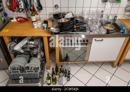 Cuisine après un dîner plus grand, partie de cuisine, lave-vaisselle, plein, avec vaisselle nettoyée, verres sales, casseroles, ustensiles de cuisine sur l'évier, en attente d'être Banque D'Images