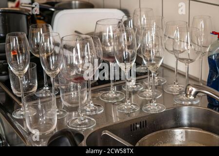 Cuisine après un dîner plus grand, partie de cuisine, plats, verres sales, ustensiles de cuisine sur l'évier, en attente d'être lavé, Banque D'Images