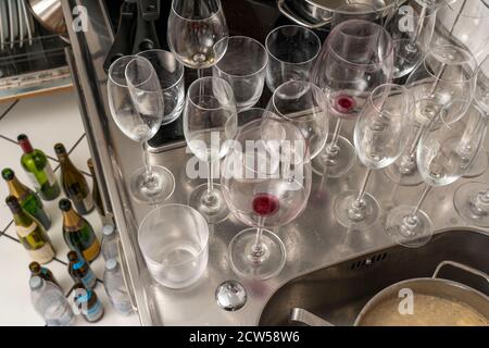 Cuisine après un dîner plus grand, partie de cuisine, plats, verres sales, ustensiles de cuisine sur l'évier, en attente d'être lavé, Banque D'Images