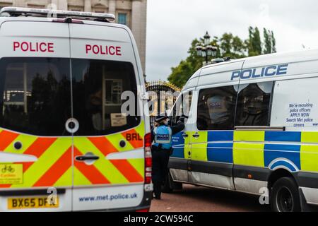 Londres, Royaume-Uni - 26 septembre 2020 : calme des manifestations anti-masque devant Buckingham Palace Westminster à Londres avec la police et les manifestants Banque D'Images