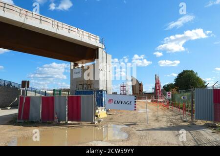 RIS orangis, France. Septembre 26. 2020. Vue sur les bâtiments d'un pont. Cadre de fondation avec débris pour béton. Chantier. Banque D'Images