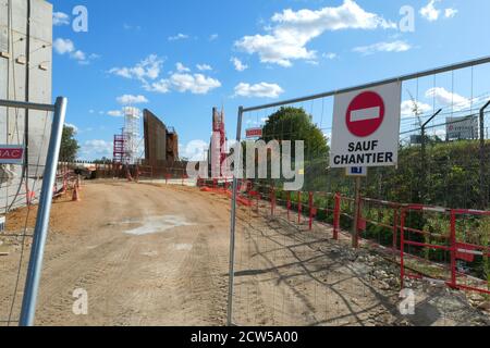 RIS orangis, France. Septembre 26. 2020. Vue sur les bâtiments d'un pont. Cadre de fondation avec débris pour béton. Chantier. Banque D'Images