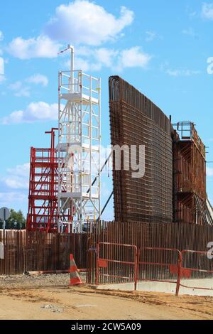 RIS orangis, France. Septembre 26. 2020. Vue sur les bâtiments d'un pont. Cadre de fondation avec débris pour béton. Chantier. Banque D'Images