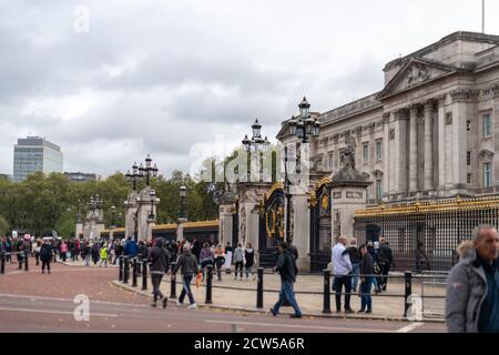 Londres, Royaume-Uni - 26 septembre 2020 : calme des manifestations anti-masque devant Buckingham Palace Westminster à Londres avec la police et les manifestants Banque D'Images