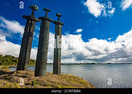 Panorama de la baie de Mollebukta avec le monument Swords in Rock commémorant la bataille De Hafrsfjord Stavanger Rogaland Norvège Scandinavie Banque D'Images