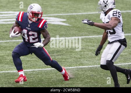 Foxborough, États-Unis. 27 septembre 2020. Les Patriots de la Nouvelle-Angleterre qui reviennent J.J. Taylor (42) marche pour esquiver le cornerback de Las Vegas Raiders Lamarcus Jordan (29) dans un carry dans le deuxième trimestre au stade Gillette à Foxborough, Massachusetts, le dimanche 27 septembre 2020. Les fans ne sont pas admis dans le stade dans le cadre du protocole COVID-19 des Patriots de la Nouvelle-Angleterre. Photo par Matthew Healey/UPI crédit: UPI/Alay Live News Banque D'Images