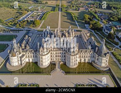 La façade nord-ouest du château de Chambord, initialement construite comme pavillon de chasse pour le roi François Ier, est le plus grand château de la vallée de la Loire, F Banque D'Images