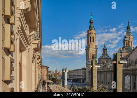 Panoramique depuis l'hôtel les tours de la Plaza del Pilar avec la façade de la basilique dans la ville de Saragosse, Aragon, Espagne, Europe Banque D'Images