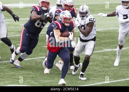 Foxborough, États-Unis. 27 septembre 2020. Les Patriots de la Nouvelle-Angleterre qui reviennent Rex Burkhead (34) se délassent gratuitement lors d'un carry dans le deuxième trimestre contre les Raiders de Las Vegas au stade Gillette à Foxborough, Massachusetts, le dimanche 27 septembre 2020. Les Patriots ont vaincu les Raiders 36-20. Les fans ne sont pas admis dans le stade dans le cadre du protocole COVID-19 des Patriots de la Nouvelle-Angleterre. Photo par Matthew Healey/UPI crédit: UPI/Alay Live News Banque D'Images