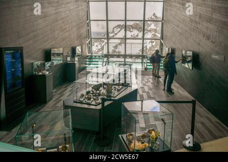 Exposition Crystals à l'intérieur de la station Pointe Helbronner du téléphérique Skyway Monte Bianco avec les gens et vue sur le massif du Mont blanc, Courmayeur, Italie Banque D'Images