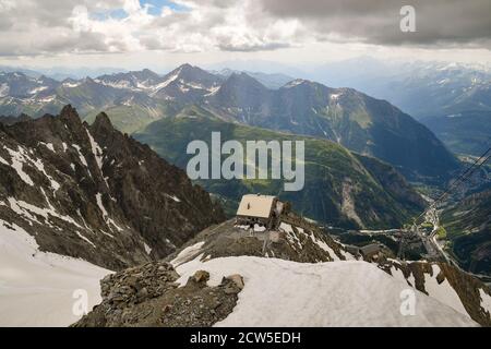 Vue surélevée de Torino Hut (3,375 m) sur la frontière franco-italienne dans le massif du Mont blanc, Pointe Helbronner, Courmayeur, Vallée d'Aoste, Italie Banque D'Images