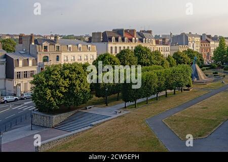 Place auguste mariette pacha le matin ensoleillé à Boulogne-sur-Mer. Banque D'Images