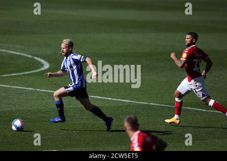 Bristol, Royaume-Uni. 27 septembre 2020. Barry Bannan de Sheffield mercredi (l) en action.EFL Skybet Championship Match, Bristol City v Sheffield mercredi au stade Ashton Gate de Bristol, Avon, le dimanche 27 septembre 2020. Cette image ne peut être utilisée qu'à des fins éditoriales. Utilisation éditoriale uniquement, licence requise pour une utilisation commerciale. Aucune utilisation dans les Paris, les jeux ou les publications d'un seul club/ligue/joueur. photo par Andrew Orchard/Andrew Orchard sports Photography/Alamy Live News crédit: Andrew Orchard sports Photography/Alamy Live News Banque D'Images