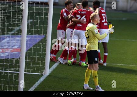 Cameron Dawson, le gardien de but de Sheffield mercredi, regarde les joueurs de Bristol City célébrer après leur premier but marqué par Tommy Rowe de la ville de Bristol (caché). Match de championnat EFL Skybet, Bristol City et Sheffield mercredi au stade Ashton Gate à Bristol, Avon, le dimanche 27 septembre 2020. Cette image ne peut être utilisée qu'à des fins éditoriales. Utilisation éditoriale uniquement, licence requise pour une utilisation commerciale. Aucune utilisation dans les Paris, les jeux ou les publications d'un seul club/ligue/joueur. photo par Andrew Orchard/Andrew Orchard sports photographie/Alamy Live news Banque D'Images