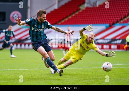 Sheffield, Royaume-Uni. 27 septembre 2020. Le défenseur de Leeds United Stuart Dallas (15) prend un cliché, le gardien de but Sheffield United Aaron Ramsdale lors du match de football de la Premier League entre Sheffield United et Leeds United le 27 septembre 2020 à Bramall Lane à Sheffield, Angleterre - photo Malcolm Bryce / ProSportsImages / DPPI crédit : LM/DPPI/Malcolm Bryce/Alamy Live News Banque D'Images