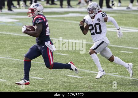 Foxborough, États-Unis. 27 septembre 2020. Les Patriots de la Nouvelle-Angleterre qui ont lancé Sony Michel (26) s'élance sur le terrain alors qu'ils ont été chassés par le cornerback des Las Vegas Raiders Damon Arnette (20) lors d'une reprise dans le troisième trimestre au stade Gillette à Foxborough, Massachusetts, le dimanche 27 septembre 2020. Les Patriots ont vaincu les Raiders 36-20. Les fans ne sont pas admis dans le stade dans le cadre du protocole COVID-19 des Patriots de la Nouvelle-Angleterre. Photo par Matthew Healey/UPI crédit: UPI/Alay Live News Banque D'Images