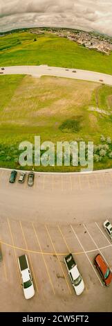 Vue aérienne des voitures sur les grands parkings extérieurs, États-Unis. Les parcs de stationnement des magasins d'usine sont encombrés et les autres voitures s'efforcent d'entrer et de sortir, fin Banque D'Images